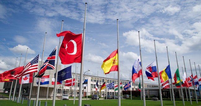 NATO qərargahında türk həmrəyliyi: Bayraqlar yarıya endirilib