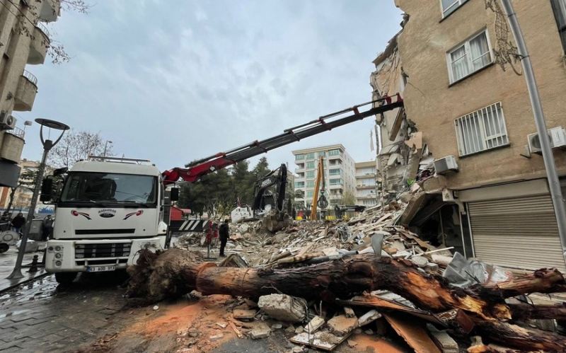 Hatayda 35 saatdan sonra bir kişi dağıntı altından sağ olaraq xilas edilib 