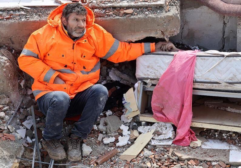 Dağıntılar altındakı qızının cansız bədəninə keşik çəkdi: Kədəri ilə ürəkləri dağlayan  ata