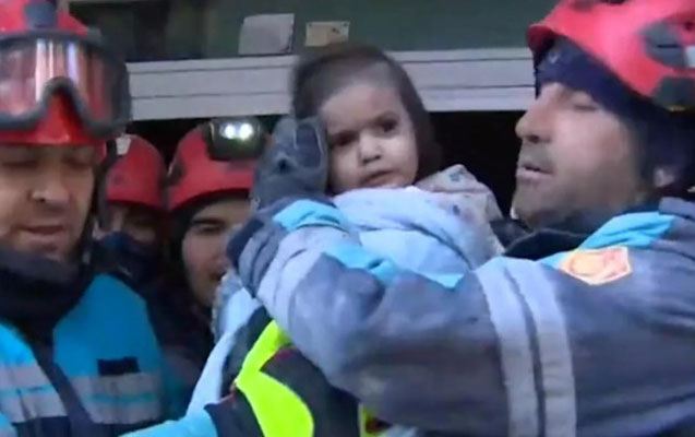 56 saat sonra xilas olunanda anası ona süd verirmiş - Video