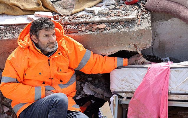 “Qızımı xilas etmək üçün yalın əllərimlə qazdım” - O fotodakı ata danışdı 