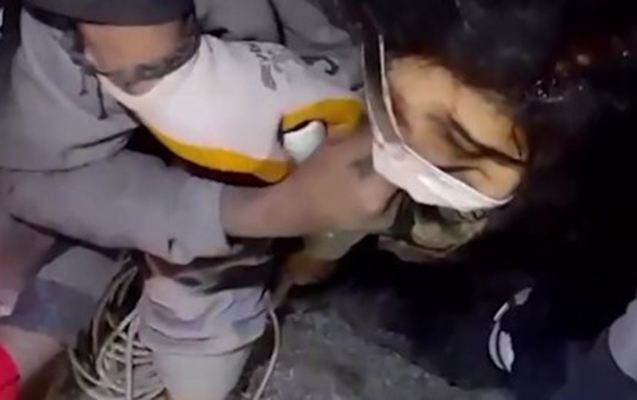 Xilasedicilərimizin 89 saat sonra sağ çıxardığı yeniyetmələr... - Video 