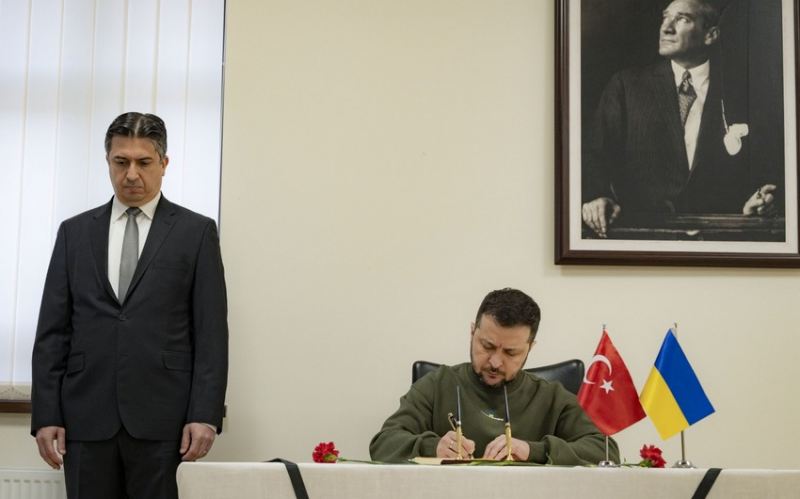 Zelenski Türkiyə səfirliyində olub, başsağlığı verib 
