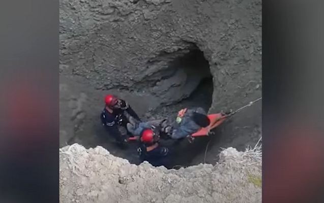 Dərəyə sürüşüb düşən şəxs belə xilas edildi - Video 