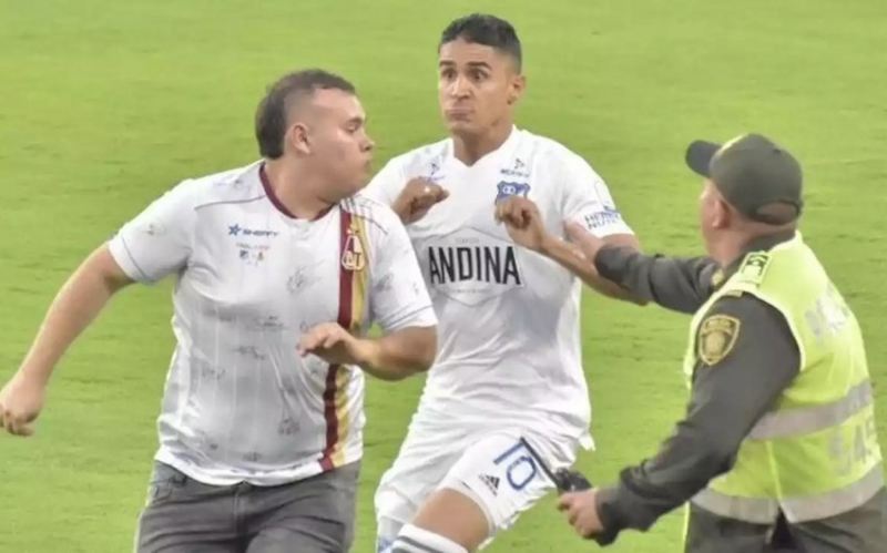 Futbolçu azarkeşlə dalaşdığı üçün çempionat oyunu təxirə salınıb 