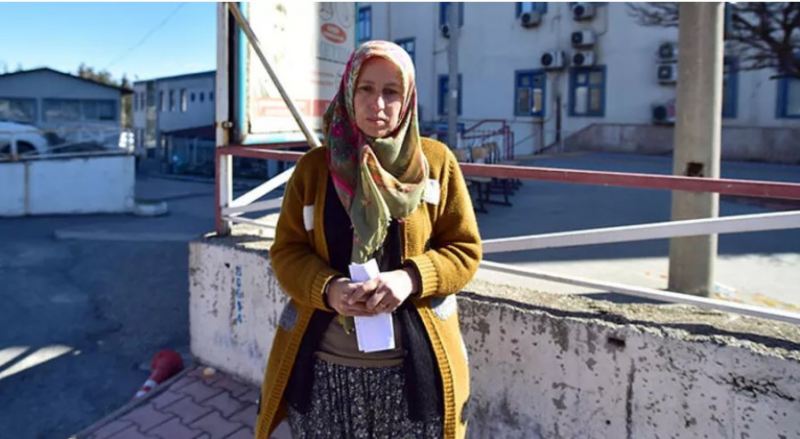 Dağıntılar altında vəsiyyət edən qadın: \"Nə gözəl həyatımız vardı, hər şey yerlə bir oldu\"