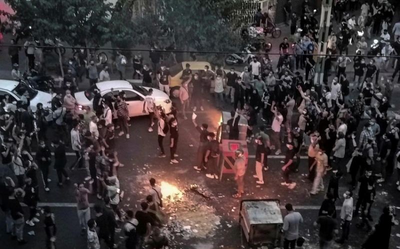 İranda imamcümə hakimiyyəti etirazçı xalqın istəklərini təmin etməyə çağırır 