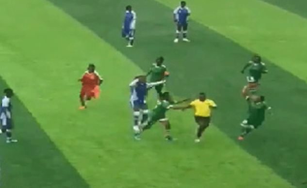 Qadın futbolçular qaçmağa çalışan hakimi döydü - Video 