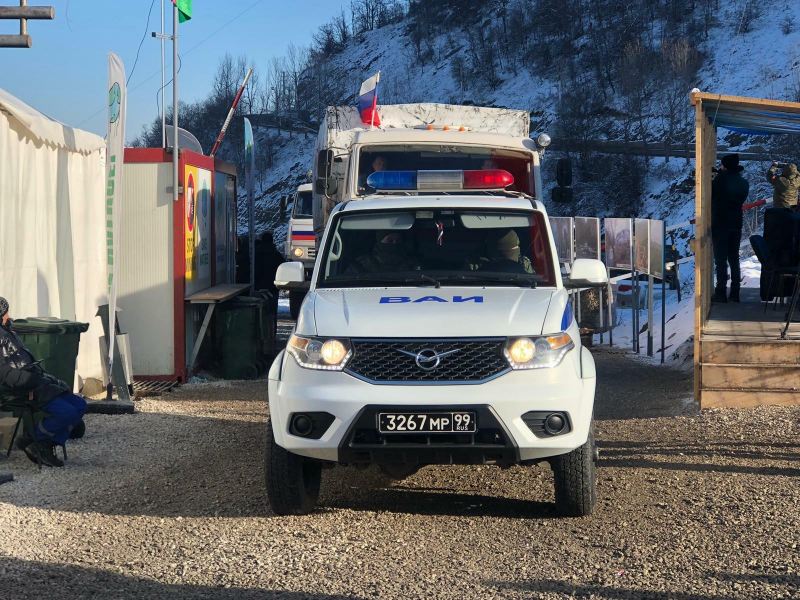 Sülhməramlılar erməni separatçıları üçün taksi sürücüsü işləyir - Günün ironiyası...