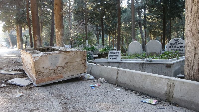 Hatayda baş verən zəlzələnin gücündən qəbirlər yola dağıldı - Fotolar
