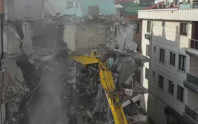 İstanbulda uçma riski olan binalar sökülür - Video 