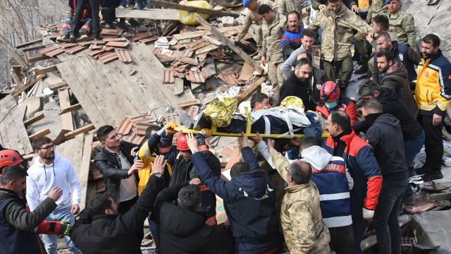Malatyada qəzalı binalar dağıldı: Şəhəri toz dumanı bürüdü
