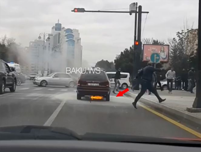 Bakıda maşın hərəkətdə olarkən yanmağa başladı - ANBAAN VİDEO