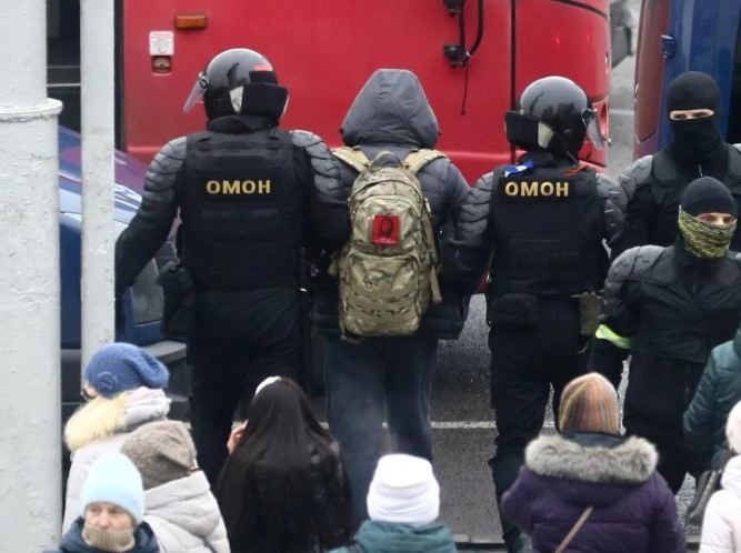 Ukrayna müdafiəçiləri üçün dua edən keşiş saxlanılıb - FOTO