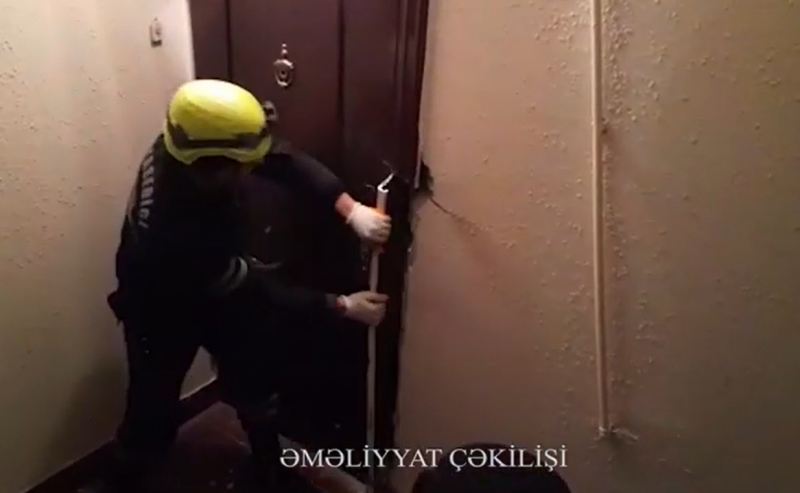 Bakıda bağlı qapı arxasında dəhşət: FHN xilasediciləri mənzilə girəndə... - VİDEO