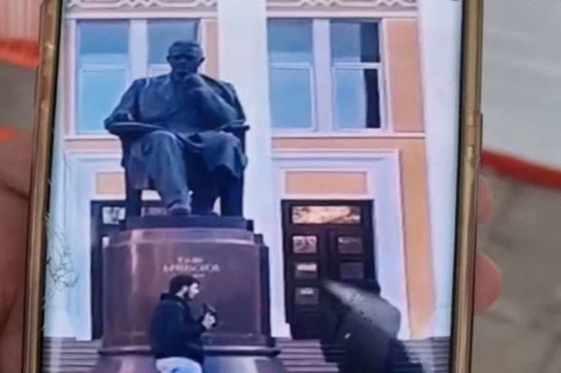 Üzeyir Hacıbəyovun heykəlinə ayaqqabı atan şəxslər cəzalandırıldılar - VİDEO