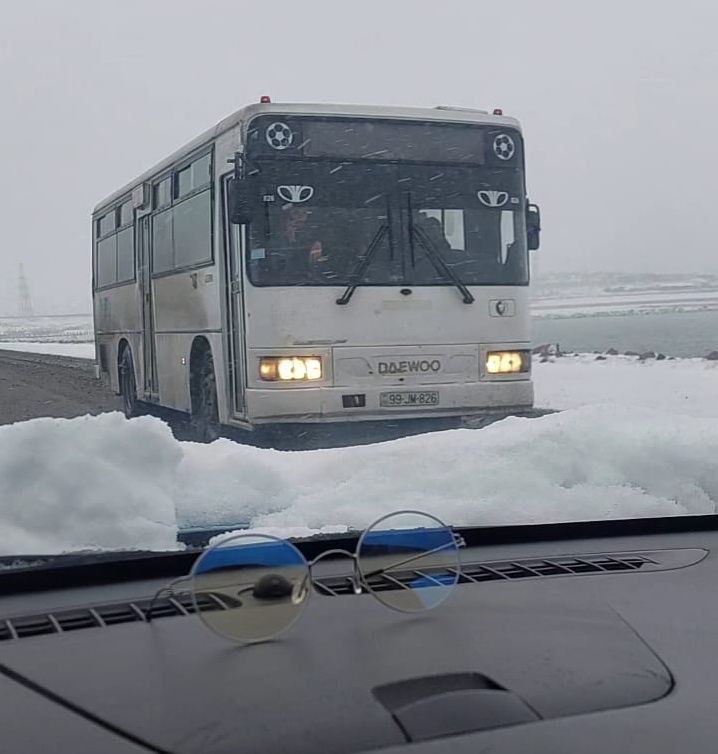 Avtobus qarlı havada \"protiv\" sürdü - DYP məsələyə qarışdı - ANBAAN VİDEO - YENİLƏNİB