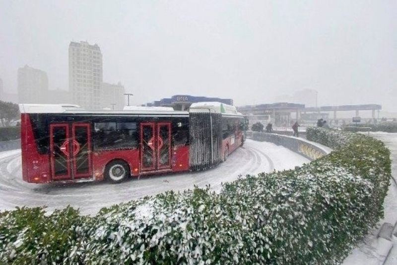 Bakıda 187 avtobus yollarda qalıb 