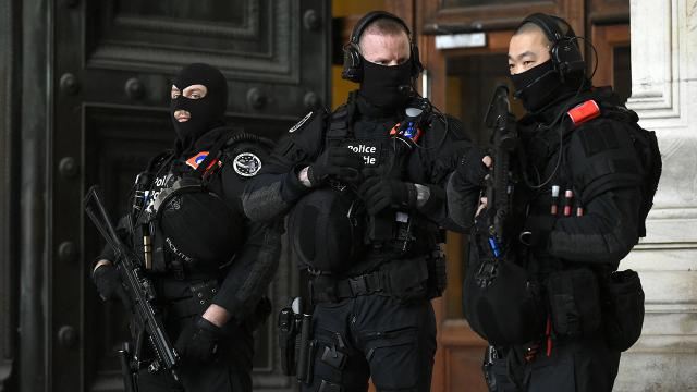 Bu ölkədə polislər ayağa qalxdı: Maaş artımı tələb etdilər...