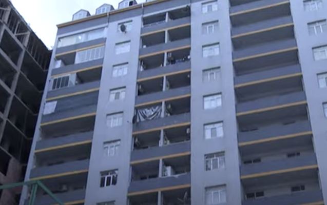 Bakıda özünü 12-ci mərtəbədən atan gənc sağ qaldı 