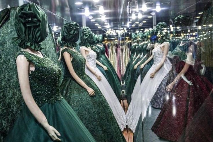 Talibandan anormal qərarlar: Mağazalardakı manikenlərin başına çuval saldılar FOTO