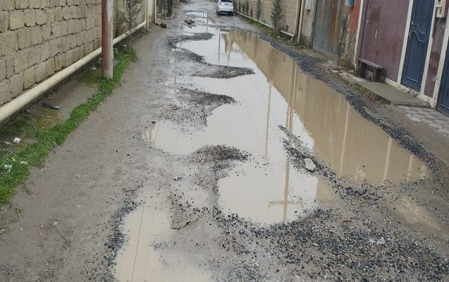 Sakinlər yoldan keçə bilmir, qurumlar problemi üzərindən atır - Foto