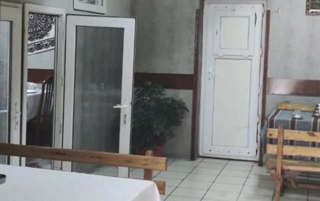 Xidmətdən narazı qalan müştəri kafeyə qumbara ilə hücum etdi 