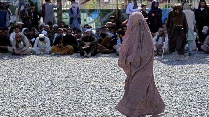 Talibandan şok qadağa: Qadınların kişi həkimə getməsi qadağan edildi