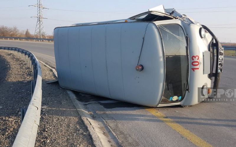 Ucarda təcili tibbi yardım maşını aşıb, Xəsarət alanlar var