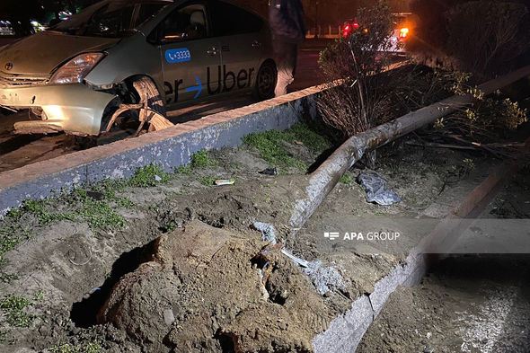Bakıda idarəetmədən çıxan avtomobil betona, sonra işıq dirəyinə çırpılıb - FOTO 