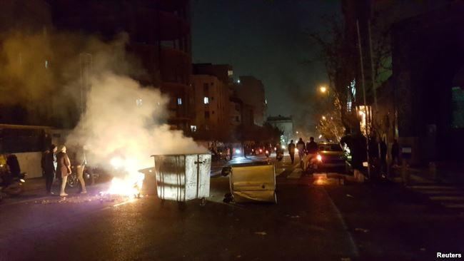 Tehranda hökumət əleyhinə gecə yürüşü keçirildi 