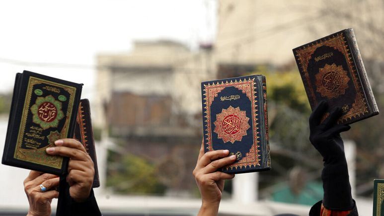 Tövratı yandırmaq istəyən etirazçıya müsəlmanlar mane oldu 