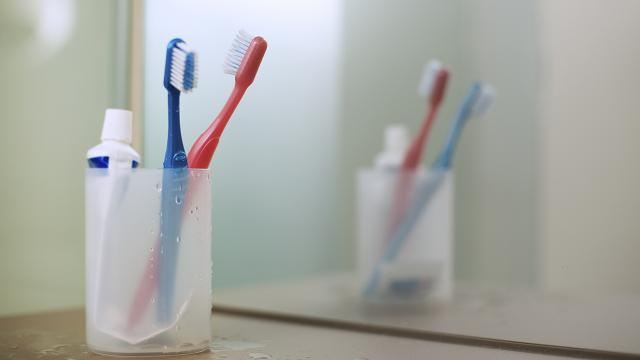 Araşdırma: Yatmazdan əvvəl dişləri fırçalamamaq ürək xəstəliyi riskini artıra bilər 