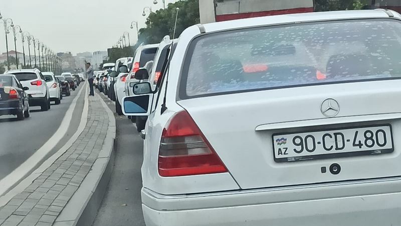 Dəhşətli tıxac: Heydər Əliyev prospekti iflic oldu — Fotolar