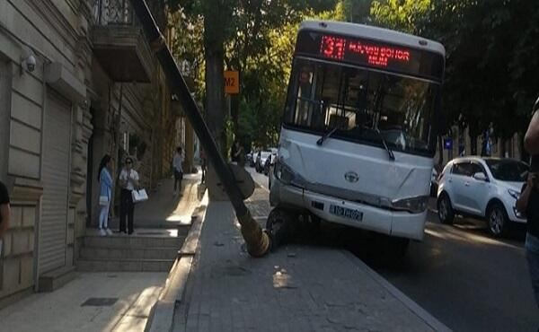 Bakıda avtobus işıq dirəyinə çırpıldı - Foto 