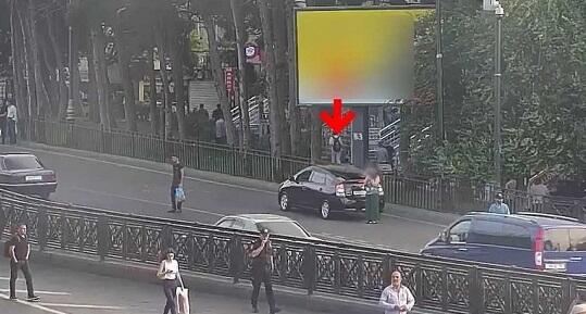 Bakıda sürücü diqqətsizliyi qəzaya səbəb oldu - Video 