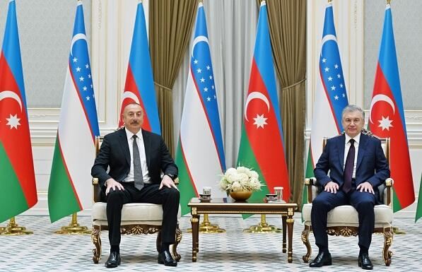 İlham Əliyev Mirziyayevi təbrik etdi 