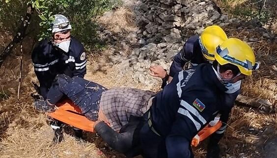 53 yaşlı kişi hündürlükdən yıxıldı: FHN yardım etdi - Video 