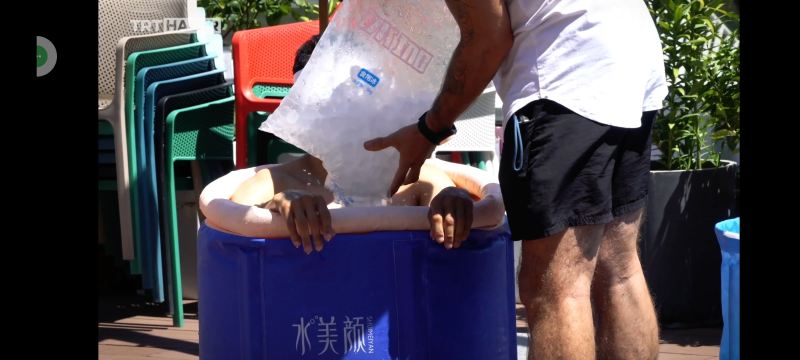 Çində istidən sıxılanlar üçün soyutma üsulu: Buz vannası 