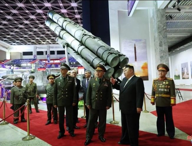 Kim Çen In  qadağan olunmuş ballistik raketləri Şoyquya göstərdi 
