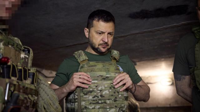 Zelenski Donetskdəki əsgərləri ziyarət edib 