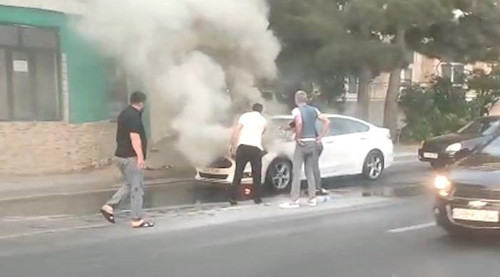 Bakıda bahalı avtomobil belə alışıb yandı - VİDEO