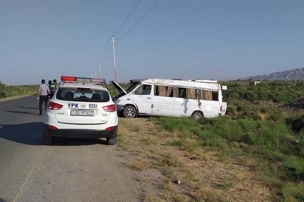 \"Toyota Prado\" mikroavtobusla toqquşdu: xəsarət alanlar var 