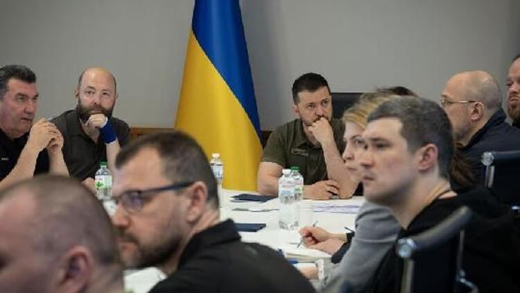 Zelenski \"Kaxovka bəndi\"nin bombardman edilməsi ilə bağlı təcili iclas keçirib 