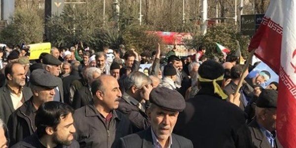 Təbrizlilər Rəisinin yolunu kəsdi, kortej istiqaməti dəyişdi 