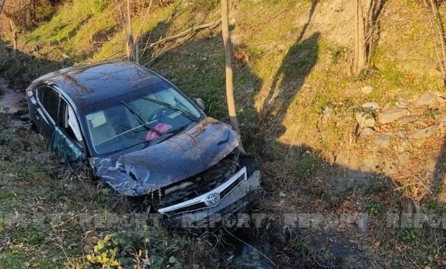 \"Toyota\" ağaca çırpıldı, yaralanan var 