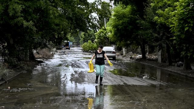 Daşqınlardan zərər çəkən Xerson normal həyata qayıtmağa çalışır 