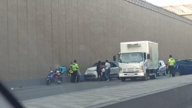 \"Cip\" Priusa çırpıldı: Dərnəgül prospekti bağlandı — FOTOLAR