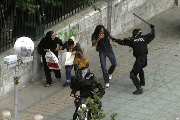 Polis tələbənin başını pilləkənə çırpdı - Vdeo 
