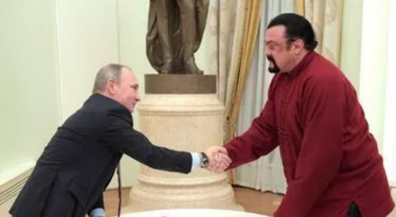 Putin Seagalı \"Dostluq\" ordeni ilə təltif edib 
